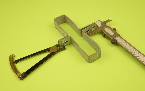 Lavoro manuale, materiali e attrezzi: calibri, gancio e staffa in metallo