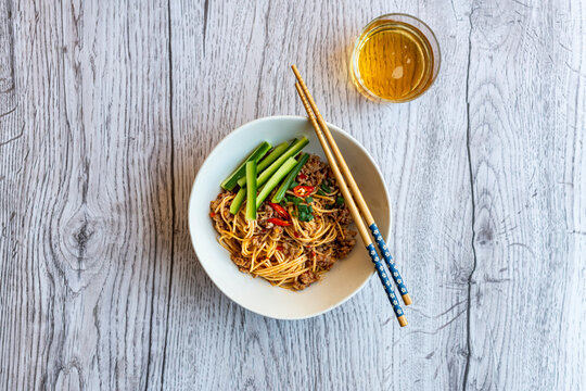 Noodles with ground pork and Sambal Oelek (Asia)