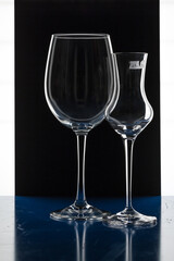 Zwei Gläser kreativ dargestellt.