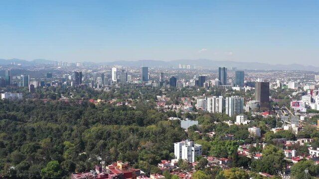 A&eacute;rea sobre Coyoac&aacute;n con vista a los viveros y la construcci&oacute;n del edificio m&aacute;s alto de la ciudad con un cielo azul como fondo.
