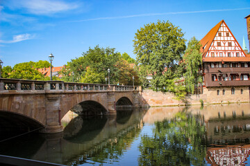 Obraz premium Beautiful old houses and bridges over the canals in Nuremberg, Bavaria, Germany