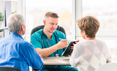 Obraz premium Mature couple at doctor cabinet during appointment