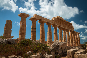 Obraz premium Columns and ruins in Selinunte near Trapani in Sicilia, Italy.