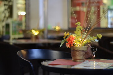 arreglo floral navideño para mesa de restaurante