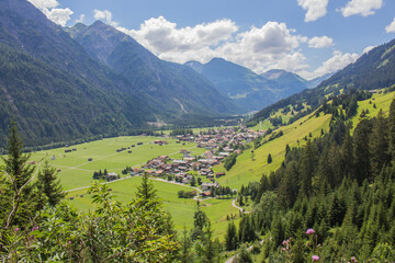 Fototapeta na wymiar Ortschaft Holzgau in Österreich