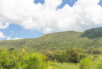 SERRA VERDE SOMBRA ÁRVORE CÉU AZUL RELVA VALE PAISAGEM