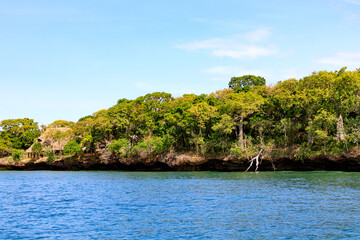 Blick auf die schroffe Küstenlandschaft der schönen Insel Wasini Island.