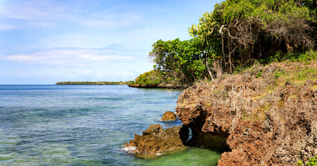 Blick auf die schroffe Küstenlandschaft der schönen Insel Wasini Island, ein Panorama.