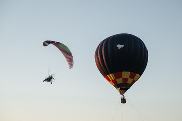 balloon, air, sky, hot, hot air balloon, flying, blue, colorful, fly, flight, basket, balloons, adventure, ballooning, travel, float, transportation, fun, sport, red, recreation, hot air, up, high, ho