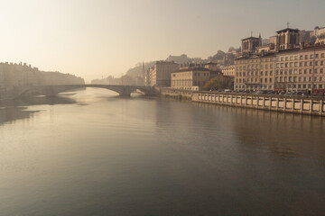 Fototapeta premium vieux lyon au bord de saône et la cathédrale Saint Jean