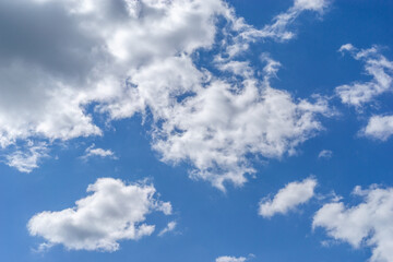 Naklejka na ściany i meble Blauer Himmel mit weißen Wolken in Deutschland bei Tag. 3