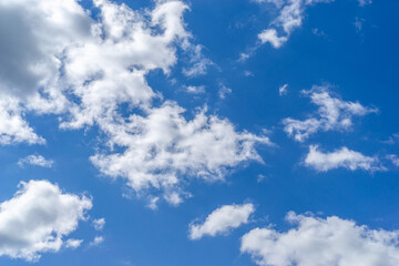 Naklejka na ściany i meble Blauer Himmel mit weißen Wolken in Deutschland bei Tag. 1
