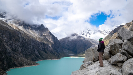 Fototapeta premium Hiker arrives at viewpoint at Paron Lake with Piramide peak in the background