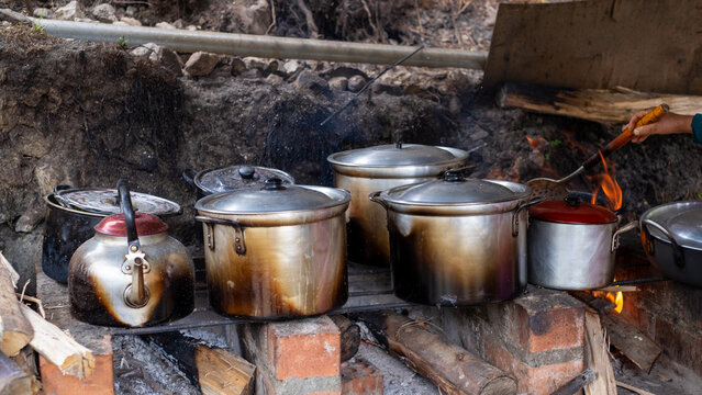  Paron Lake offers along with a local refuge a native cuisine restaurant with a open kitchen and a peculiar fire stove. 
