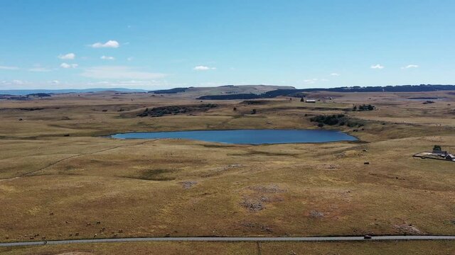 survol du plateau de l'Aubrac en Loz&egrave;re