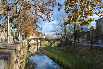  Puente romano y antiguas Adoberias o curtidorias en la ciudad de Vic, comarca de Osona, Cataluña, España

