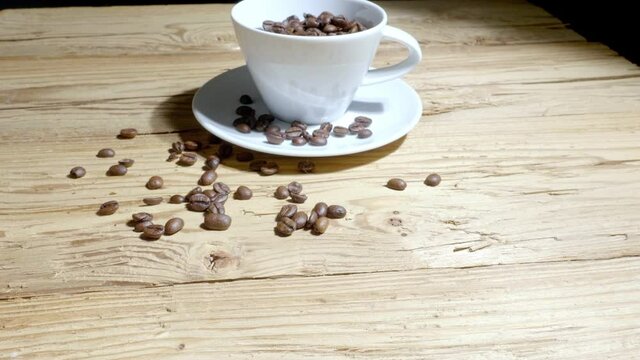 Dolly: Kaffeebohnen in Kaffeetasse auf Holztisch
