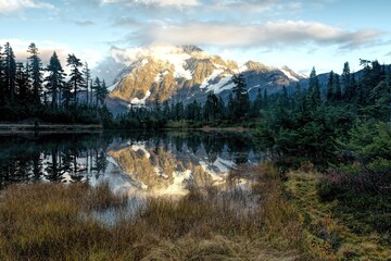 Fototapeta na wymiar Mt.Shuksan autumn reflection. North Cascades National park in Washington.