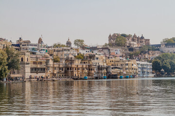 Fototapeta premium Historical buildings by Pichola lake in Udaipur, Rajasthan state, India
