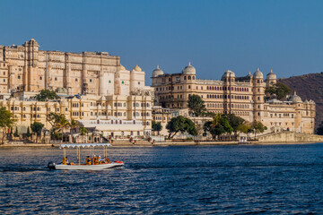 Obraz premium UDAIPUR, INDIA - FEBRUARY 11, 2017: City palace in Udaipur, Rajasthan state, India