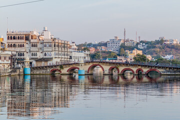 Obraz premium Chandpole Bridge over Pichola lake in Udaipur, Rajasthan state, India