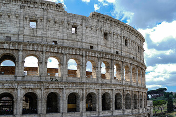 Obraz premium Colosseum ruin in Rome with cloudy sky