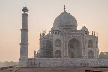 Fototapeta na wymiar Sunrise at Taj Mahal in Agra, India