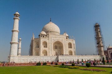 Obraz premium AGRA, INDIA - FEBRUARY 19, 2017: Tourists visit Taj Mahal in Agra, India