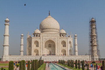 Obraz premium AGRA, INDIA - FEBRUARY 19, 2017: Tourists visit Taj Mahal in Agra, India