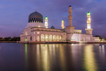 Obraz premium Evening view of Kota Kinabalu City Mosque, Sabah, Malaysia