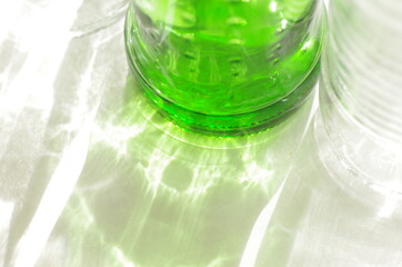 朝日を浴びる緑色の瓶
