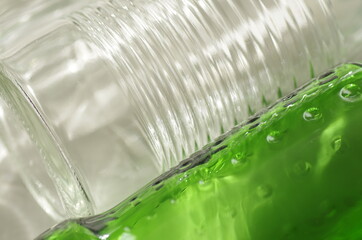 朝日を浴びる緑色の瓶