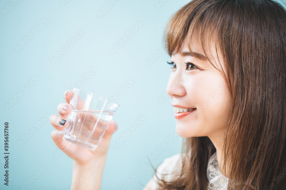 Wall mural 水を飲む女性
