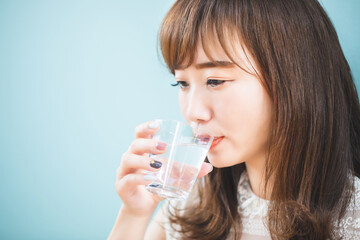 水を飲む女性
