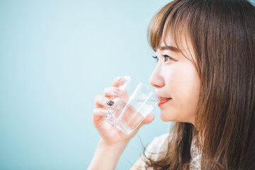 水を飲む女性

