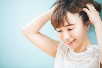 Naklejka premium 髪を縛る女性 