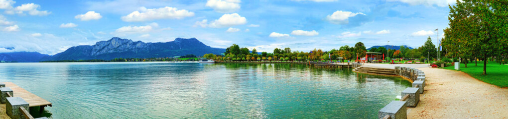 Fototapeta na wymiar The beautiful lake promenade near the city Mondsee in Austria