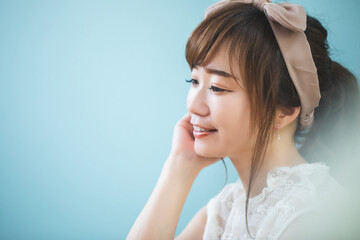 Naklejka premium ヘアバンドをつけた女性 