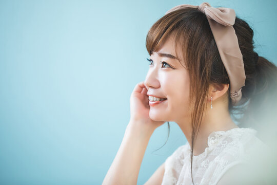 悩む 女性 横顔 Stock Photos And Royalty Free Images Vectors And Illustrations Adobe Stock