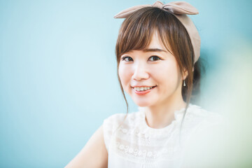 ヘアバンドをつけた女性
