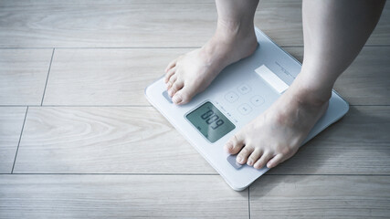 体重計に乗る女性