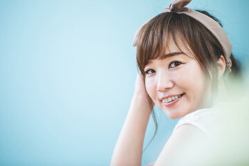 ヘアバンドをつけた女性
