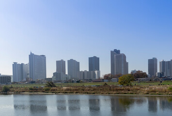 Fototapeta na wymiar 多摩川越しに望む高層ビル群の風景