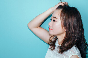 Fototapeta premium おでこを出す女性