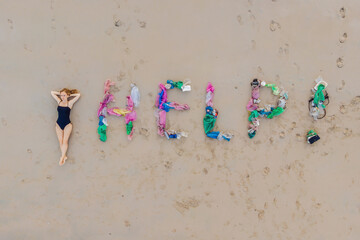 Obraz premium Help lettering made from trash on the beach