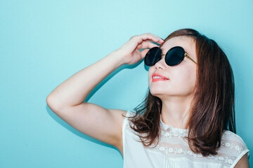 サングラスをかけた女性