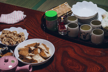 田舎のお茶会 テーブルの上。自宅に招く、訪ねて井戸端会議。お茶請けには漬物や料理など。田舎暮らし/地方移住/コロナ移住/ご近所付き合い/コミュニティイメージ