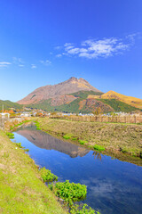 Fototapeta premium 秋の由布岳 大分県由布市 Autumn Mt.Yufudake Ooita-ken Yufu city