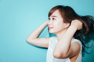 髪をなびかせる女性
