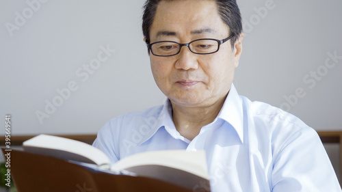 リビングで読書をする中高年男性 Wall Mural Wallpaper Murals Polkadot